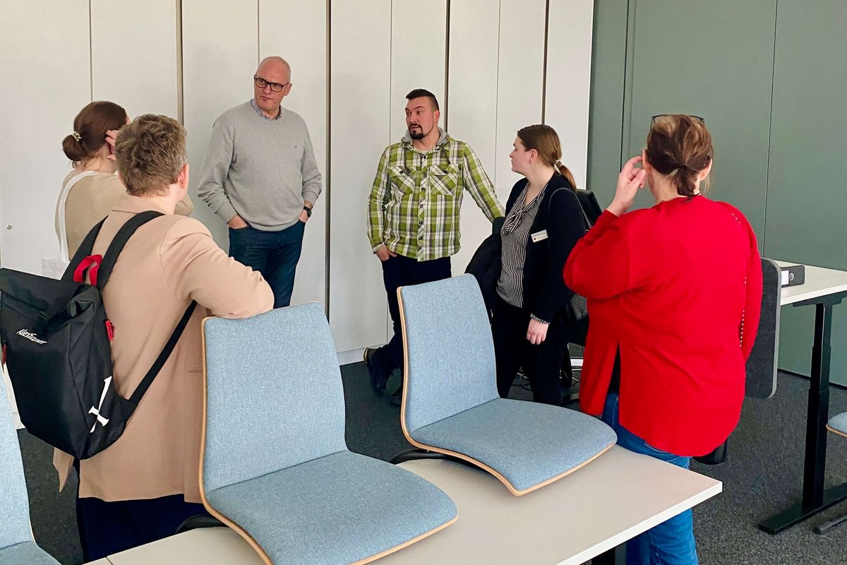 Eine Gruppe steht im Tagungsraum