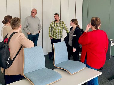 Eine Gruppe steht im Tagungsraum