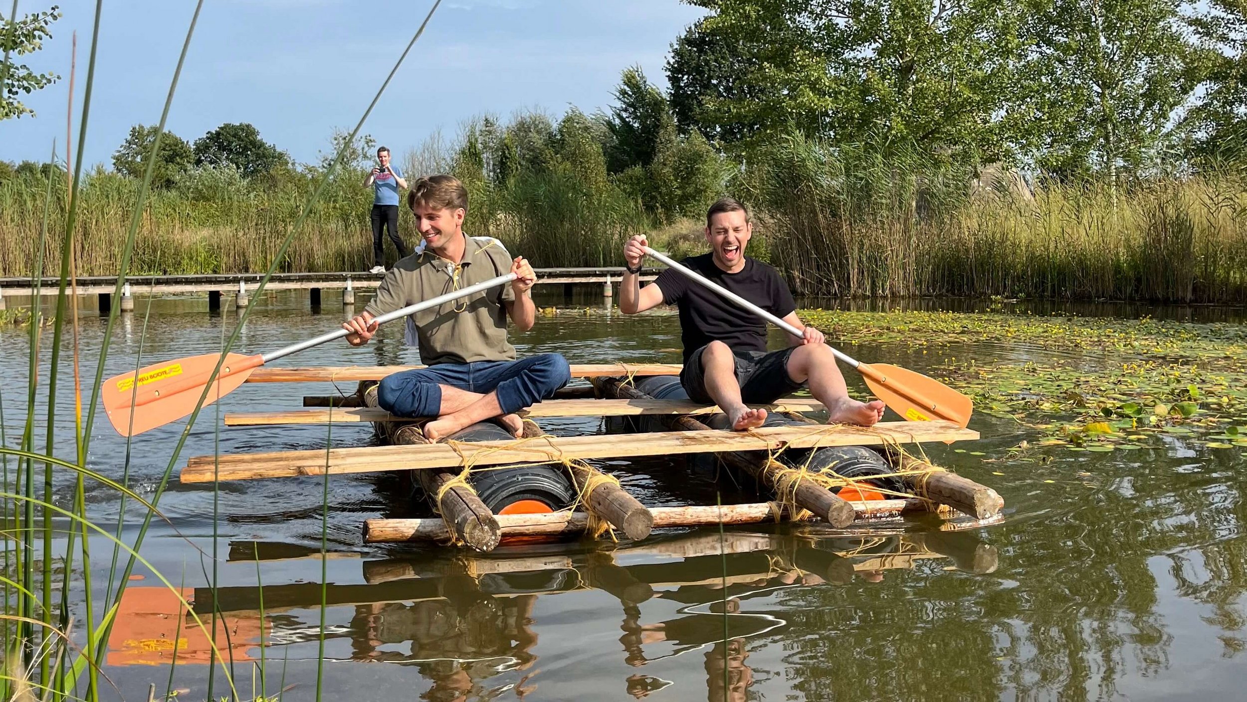 zwei Personen auf einem Floß