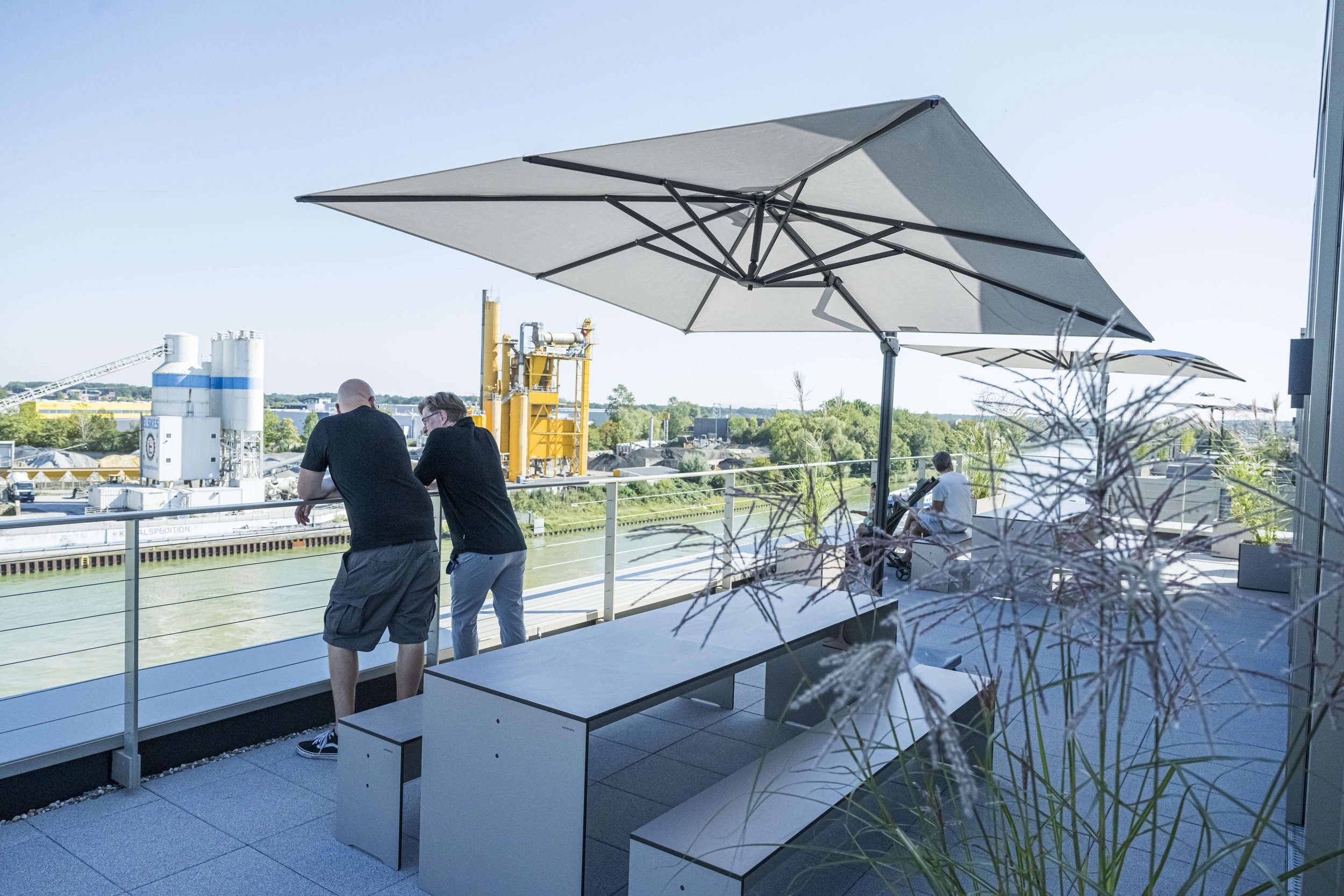 2 Personen, die von der Terrasse auf den Hafen schauen