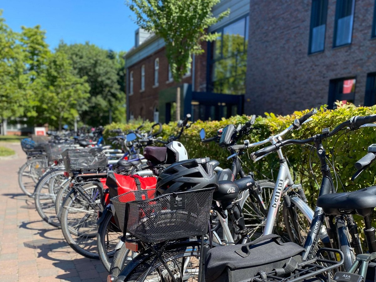 Fahrräder vor dem Alexianer Hotel am Wasserturm