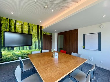 Kleiner Tagungsraum mit Tischblock und Waldtapete