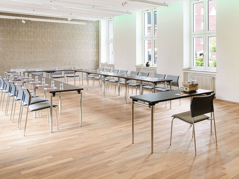 Heller Tagungsraum mit U-Form 