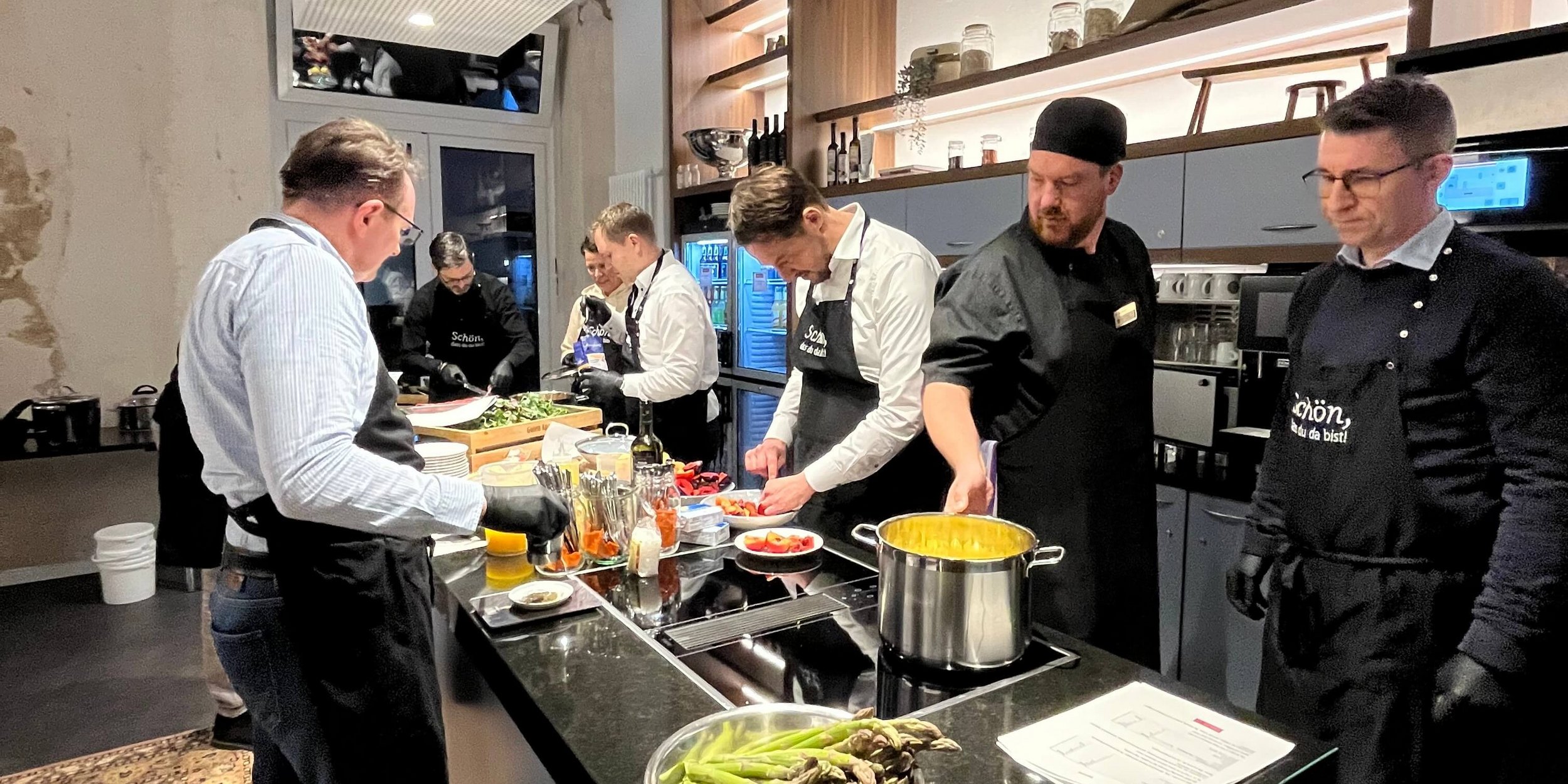 Eine Gruppe, die zusammen kocht