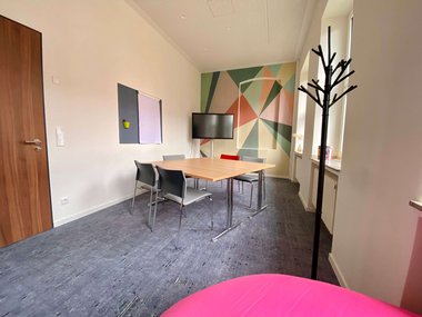 Tagungsraum mit Block und bunter Tapete