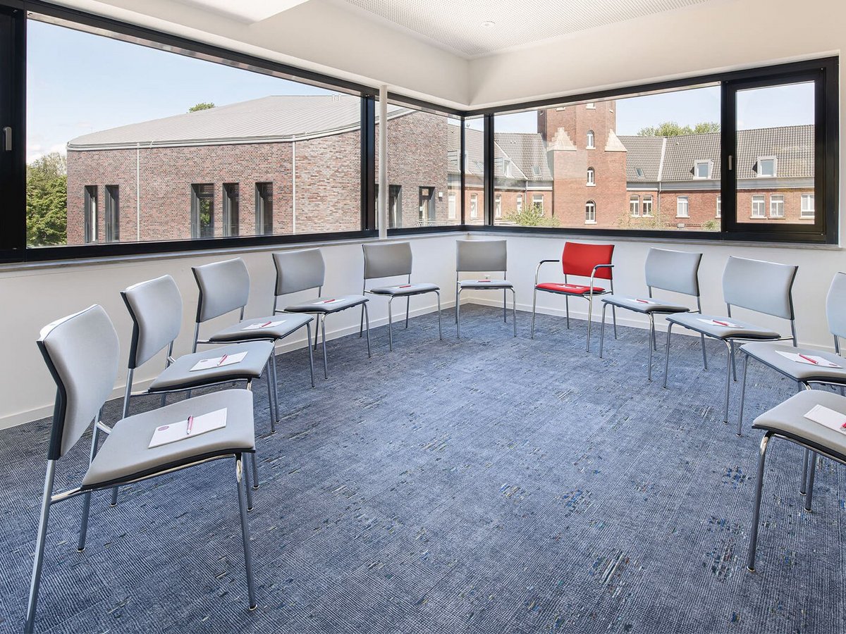 Offener Stuhlkreis in Raum VIER