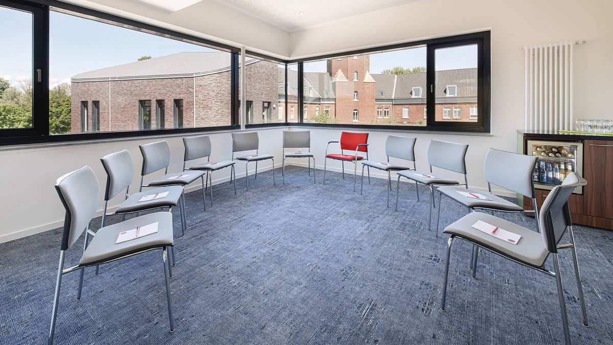 Raum Vier im Stuhlkreis