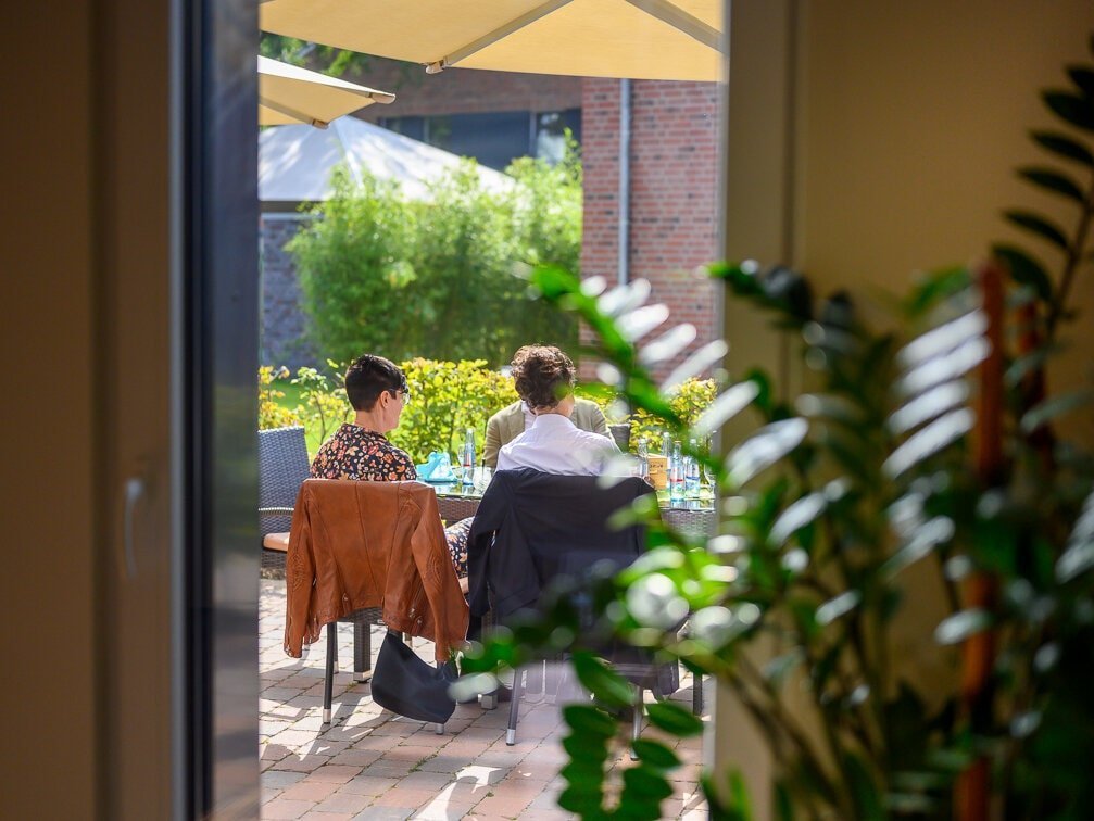 Blick auf die Hotelterrasse