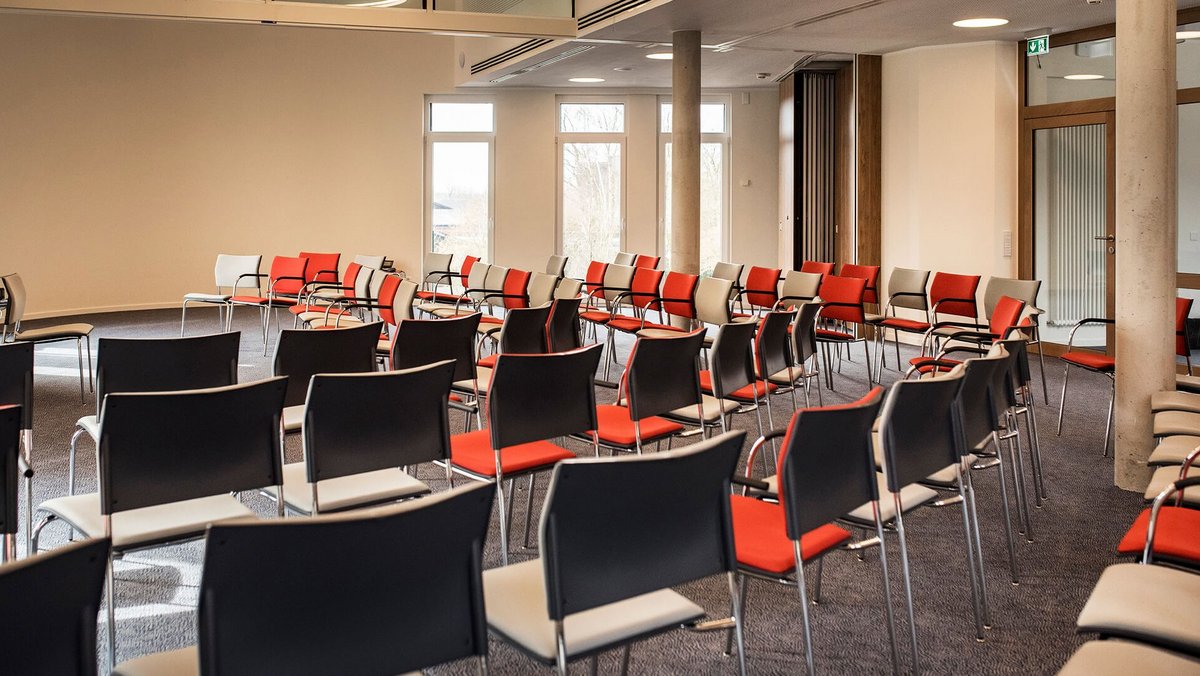 Tagungsraum in Stuhlreihen