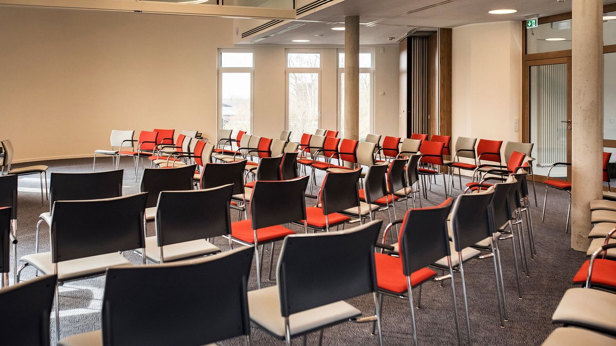 Tagungsraum in Stuhlreihen