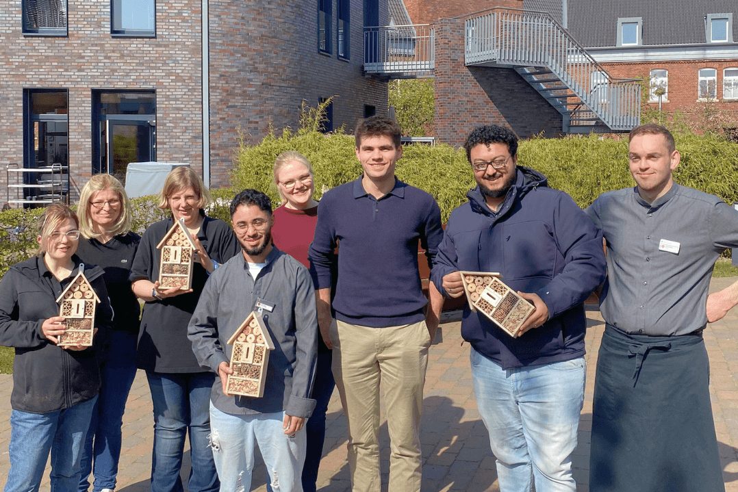 Teamfoto mit Bienenhotels