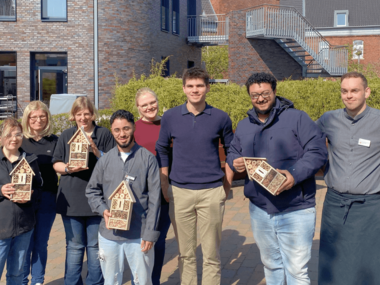 Teamfoto mit Bienenhotels