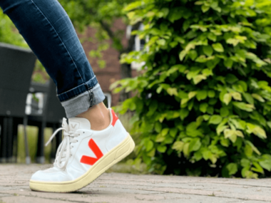 Fuß vor grüner Hecke 