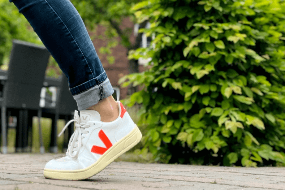 Fuß vor grüner Hecke 