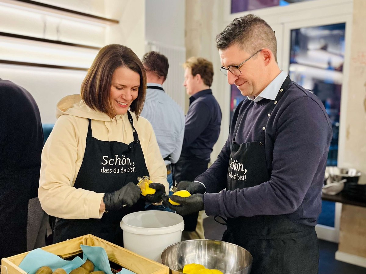 Zwei Menschen die gemeinsam Kartoffeln schälen