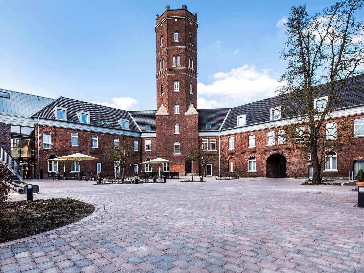 Innenhof und Außenansicht des Alexianer Hotel am Wasserturm 