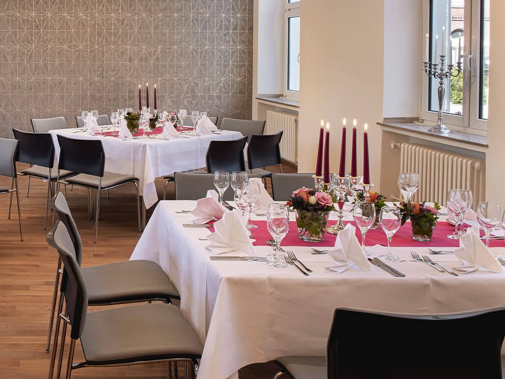 Festlich gedeckte Tischblöcke im Raum Quader