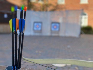 Teamevent Bogenschießen im Hotelinnenhof
