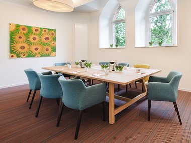 Ein heller Tagungsraum mit einem Block 