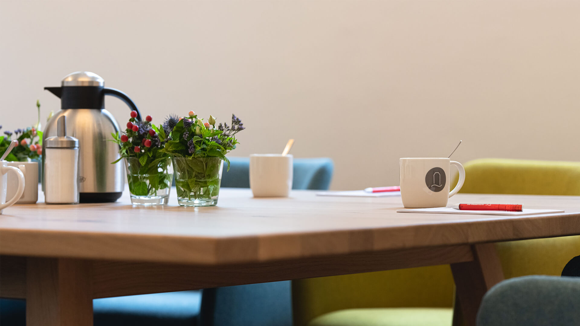 Kaffeekanne und Tassen auf dem Tagungstisch